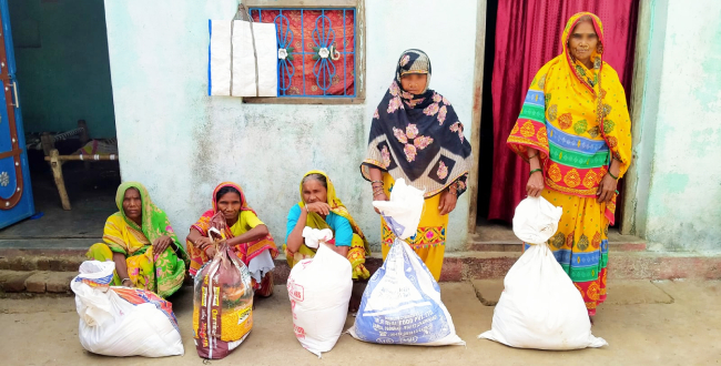 donating-groceries-jharkhand